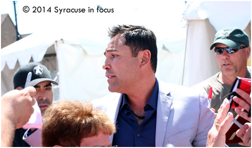 Boxer-turned promoter Oscar De La Hoya was swarmed by fans when he arrived at the International Boxing Hall of Fame this weekend.