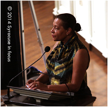Photographer, artist Carrie Mae Weems talked about her work (from Syracuse to Europe and beyond) at last night's University Lecture Series. Photographer, artist Carrie Mae Weems talked about her work (from Syracuse to Europe and beyond) at last night's University Lecture Series.