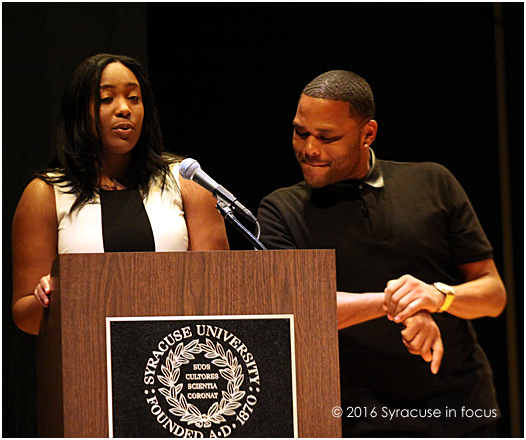 Actor Anthony Anderson checks out his bio and makes some suggestions to Newhouse student Nina Rodgers during an event on Tuesday.